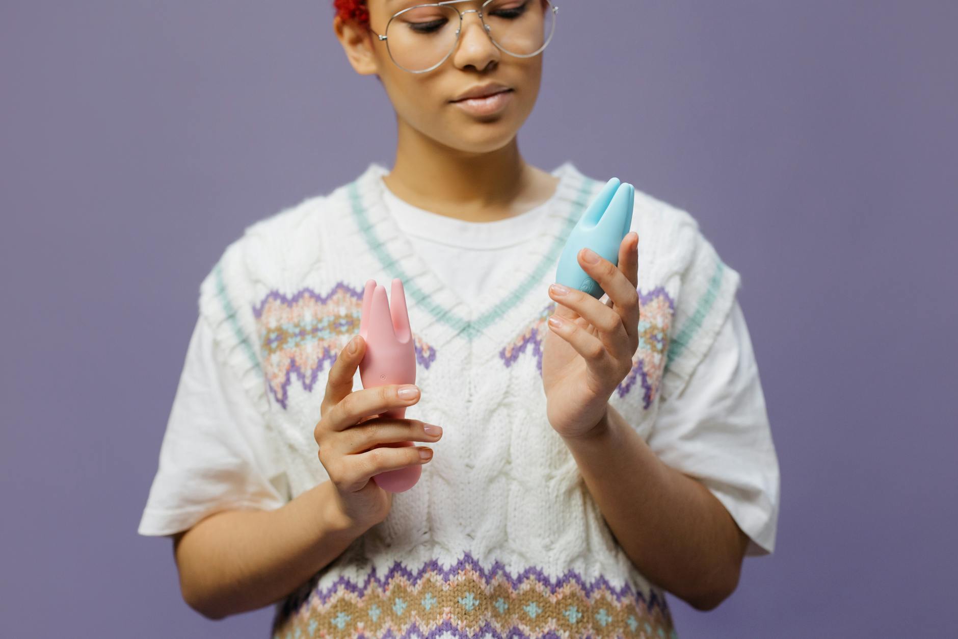 新しいパートナーとセックストイについて対話する若いカップル